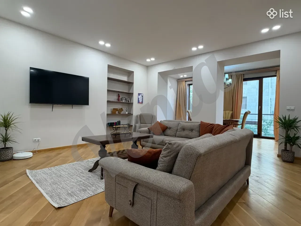 4-комн. квартира на ул.  Казара Парпеци в центре, 113.5 кв.м., предпоследний этаж, высокие потолки