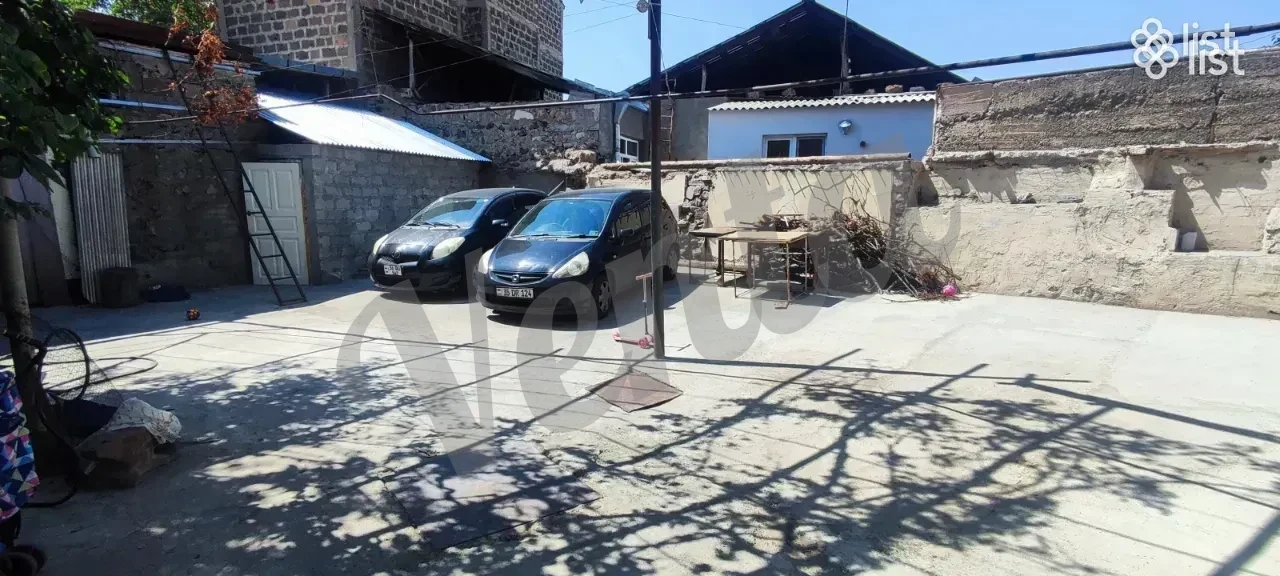 Одноэтажный каменный дом на ул.  Серо Ханзадяна в центре, 320 кв.м., на участке 225 кв.м.