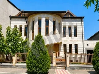 Двухэтажный каменный дом на пр.  Баграмяна в центре, 130 кв.м., на участке 150 кв.м.