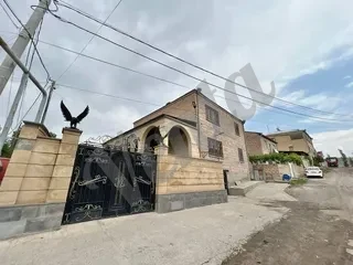 Трёхэтажный каменный дом,  փողոց в Аргеле, 86 кв.м., на участке 500 кв.м., 2 ванные