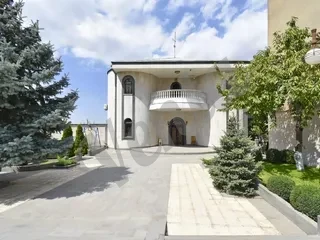 Трёхэтажный дом на ул.  Ерема Варданяна в Норк-Мараш, 230 кв.м., на участке 1760 кв.м., 3+ ванные