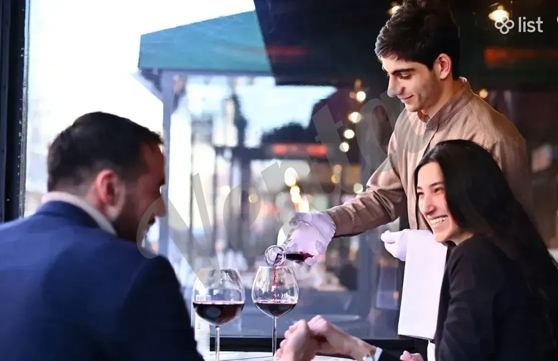Մատուցող (մատուցողուհի)