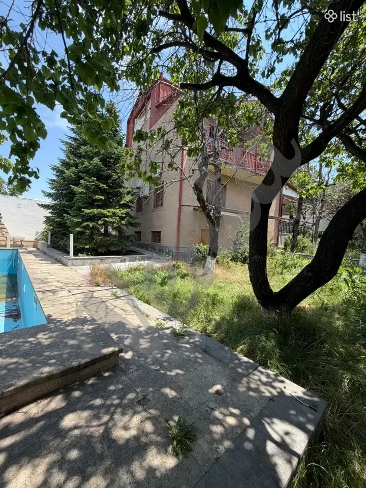 Трёхэтажный дом на ул.  Ерема Варданяна в Норк-Мараш, 230 кв.м., на участке 1760 кв.м., 3+ ванные