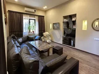 Двухэтажный каменный таунхаус на ул.  Лер Камсара в центре, 135 кв.м., на участке 130 кв.м.