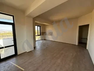 3-комн. квартира на ул.  Виктора Амбарцумяна в Арабкире, 70 кв.м., 2/5 этаж, каменное здание