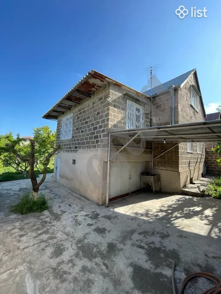 Трёхэтажный каменный дом,  ряд в Дзорахбюре, 150 кв.м., на участке 500 кв.м., 2 ванные